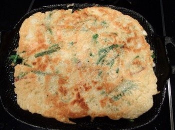 step11: 兩面煎至金黃即可起鍋。利用低筋麵粉可煎出香酥的煎餅口感,有點厚度的海鮮煎餅才是最美味的喔!