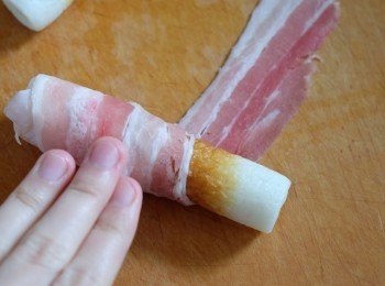 step2: 取薄切豚肉片捲着獅子狗，每條獅子狗捲上2片。