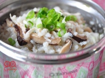 step6: 灑些蔥花，香噴噴又不油膩的香菇雞絲鮮筍粥品完成囉!