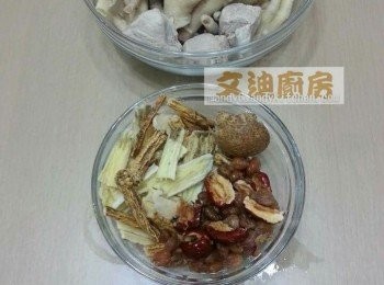 step2: 北芪、黨蔘，洗淨、浸軟、切段
紅棗洗淨，浸軟，去核
圓肉、杞子，洗淨略浸
果皮浸軟刮囊
<a href="https://bit.ly/3kLFTWO" target="_blank" data-keyword="雞腳" class="guide-link"><strong>雞腳</strong></a> <span style="display:inline-block;vertical-align:middle;margin-top:-3px;color:initial;border-radius:3px;padding:2px 3px;font-size:12px;line-height:14px;background:#87d300;color:#fff;">即買</span> 及瘦肉加薑片汆水約5分鐘，然後用水洗淨， <a href="https://bit.ly/3kLFTWO" target="_blank" data-keyword="雞腳" class="guide-link"><strong>雞腳</strong></a> <span style="display:inline-block;vertical-align:middle;margin-top:-3px;color:initial;border-radius:3px;padding:2px 3px;font-size:12px;line-height:14px;background:#87d300;color:#fff;">即買</span> 剪去腳甲