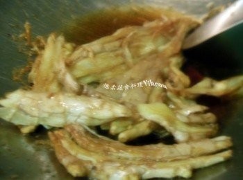 step1: <span class="group_1">湯底</span>老薑洗淨拍扁.鍋中放入麻油和老薑爆香.小火蓋鍋蓋爆香老薑至微焦( 開大火麻油會變苦).加入米酒(全素可不加)和水及薑母丫中藥包熬煮