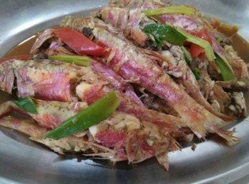 step3: 若魚熟了，最後放入青蔥和辣椒再悶鍋蓋約3秒後，即可起鍋盛盤上桌享用有蝦蟹味的紅燒豆鼓紅魚【澎湖野生水產】。