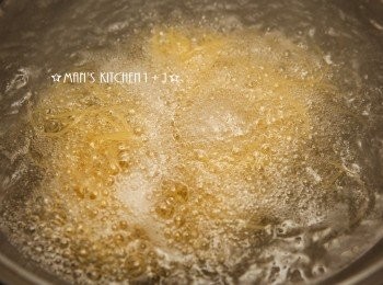 step1: 首先將水煮滾後，將天使細麵下鍋水煮3分30秒。(水鍋不加油、鹽)