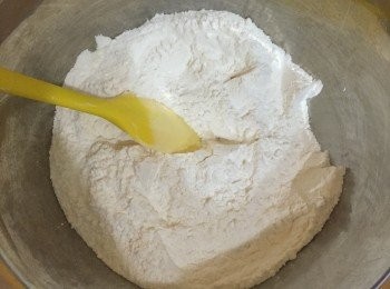 step2: 糯米粉和木薯粉過篩，加入鹽和芝士粉。