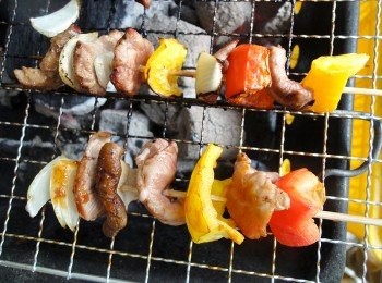 step3: 上烤肉架，烤至上色翻面續烤，約5~7分鐘。