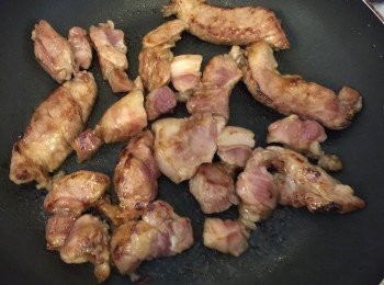 step2: 豬扒切條醃15分鐘，落油在煎pan上炒香洋蔥先盛起，煎豬扒至全熟再放入意粉及洋蔥，加入生抽老抽蠔油及水炒兜佢就可以上碟