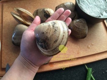 step1: 大蜆浸水吐沙後(如有需要)，去殼，只留有肉既果一半
