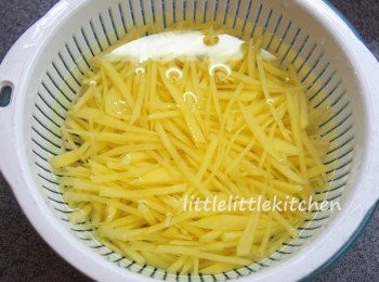 step1: 薯仔切幼條，浸水沖洗幾次，隔去水份（去除外層澱粉質，炒起來較爽口）