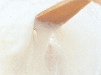 step2: 將糯米粉放入玻璃缽盆中，逐次加入少量的水，用抓取的方式揉拌。