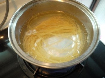 step1: 水煮沸後加入適量鹽巴、橄欖油,再將義大利麵入鍋煮,煮好後起鍋稍稍瀝乾備用(煮麵時可參考包裝外的煮麵時間)