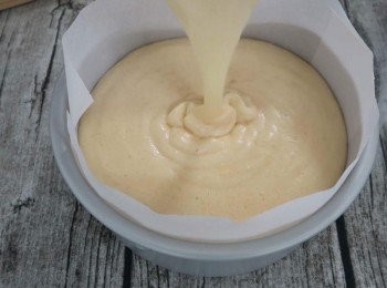 step7: 將烤模底部與側邊鋪上烤焙紙，將完成的麵糊倒入，可以稍微輕巧模具震出氣泡。烤溫160-170度烤30分鐘左右。 （各家烤溫不一，請自行微調）