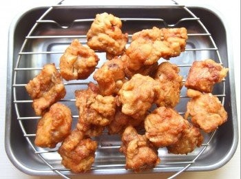 step6: 炸好的排骨肉,利用餘溫讓排骨肉內部熟成。