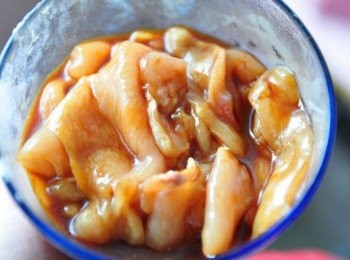 step3: 再以其他<span class="group_2">醃料</span>抓捏醃漬15分鐘讓其入味