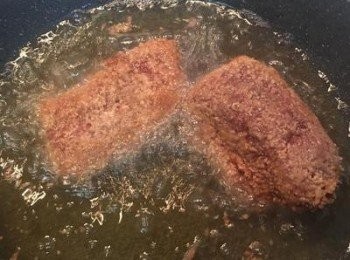 step6: 油溫150-160 中小火慢炸，如肉太厚則會不容易熟透，所以更要小火慢炸，及確保肉有完全在油裡，這樣才能受熱均勻。炸到都均勻上色後可用筷子插看看，如穿的透就差不多了～這時可把油溫拉高逼油。起鍋瀝ㄧ下油，略微降溫後便可切片擺盤喔～