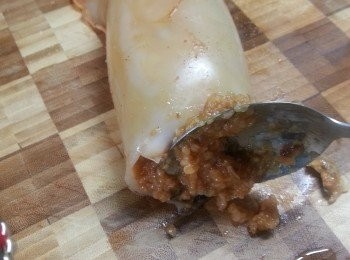 step7: 將已經炒熟的燸米飯釀入鮮魷內(不要釀太滿,因為煎鮮魷時,皮會收縮而迫出飯於外邊)