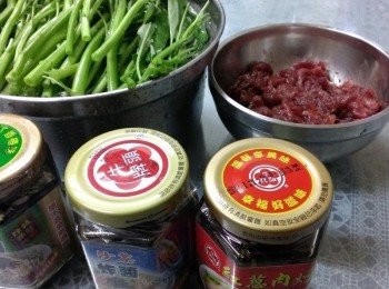 step1: <span class="group_1">食材</span>: 空心菜加一點點油和鹽川燙備用