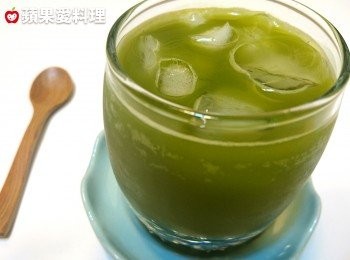 step3: 倒入杯中，放冰塊即可。