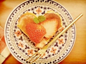 step10: 酸甜滋味的起士蛋糕真的好好吃~~配上草莓一起食用，用心感受甜與酸的微妙口感!!!濃郁的奶香味多了草莓酸甜味，口感更加有層次唷❤