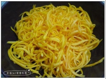 step1: 南瓜洗淨後去皮、去籽，刨成細絲。