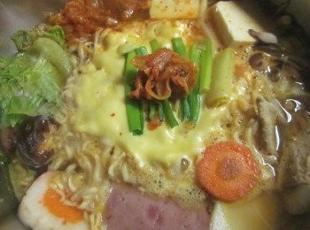 step2: 陸續放入其他的料,煮到滾即可享用