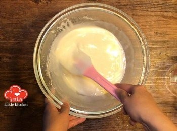 step3: 逐少逐少加入水，將麵粉溝成粉漿