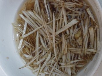 step3: 牛蒡沖水後, 用刀背刮去表面污泥,沖淨後切幼絲, 浸於水中以防變色。