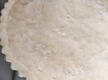 step2: 撻模抹些油份方便脫模，撻皮平均壓入撻模底及邊緣，用手指壓實。