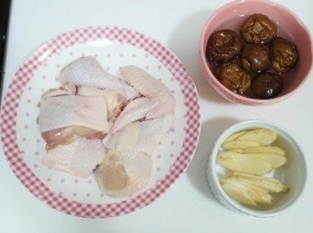 step1: 首先將雞肉洗乾淨後擦乾!! 乾香菇泡水~~薑切片^^
