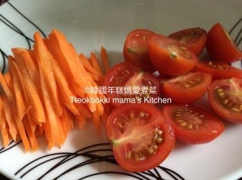 step1: 將車蕃茄切半，25g甘筍切絲，