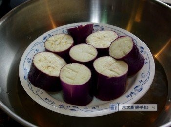 step3: 把茄子隔水以大火蒸8分鐘或至全熟。