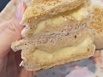 step7: 麵包中間融化嘅芝士非常熱辣辣， 記得攤一攤暖暖地先好食呀！