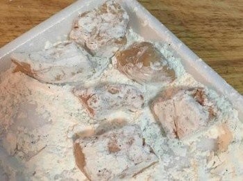 step2: 生粉用少許鹽和黑胡椒粉<span class="group_2">調味</span>混勻，將肥肝切適當大小(能放在麵包上的大小), 並均勻的沾上粉。