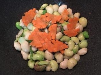 step7: 放入皇帝豆拌炒均勻後，再加入紅蘿蔔片拌炒。