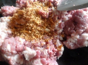 step1: 鍋中放入一點點油,倒入絞肉和油蔥酥