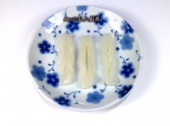 step2: 將大塊狀的蒟蒻切成條狀,再從條狀中間劃一刀(頭尾不切斷)再將蒟蒻往中間穿入即成麻花狀,另外準備一鍋熱水將蒟蒻汆燙一下備用