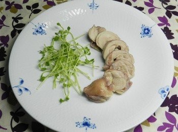 step6: 雞腿肉切片，並擺上豌豆嬰