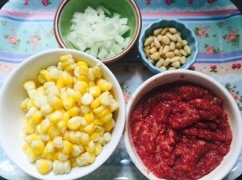 step1: 洋蔥切細粒；粟米烚或蒸熟後放涼摘粒備用；免治牛肉以少許熟水加鹽、糖、生抽略醃。