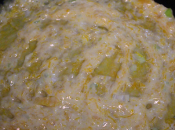 step6: 倒入一點點油，晃鍋使油均衡，切記只要一點點油即可，然後將麵糊倒鍋中，再次晃動鍋，成餅，小火煎。