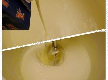 step5: 加入細砂糖、優格、檸檬汁以電動攪拌機攪拌均勻，再倒入一半(100ml)鮮奶油繼續攪拌均勻