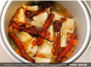 step6: 用一米量杯的水燉煮至熟即可，讓所有<span class="group_1">食材</span>皆能充分入味！