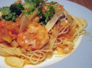 step5: 將煮好的義大利麵放入醬汁中拌煮1分鐘即完成。