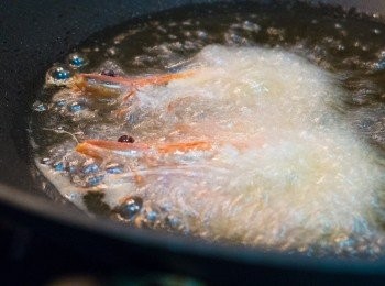 step5: 中火到八九成熟。我呢啲大概十寸長嘅，都係炸唔夠兩分鍾。炸好曬啲蝦擺埋一邊備用。