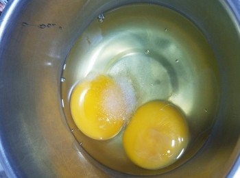 step2: 雞蛋打勻，加鹽; 加入雞湯（雞湯同雞蛋 1 比 1 分量）。