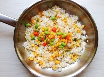 step6: 加入白飯及蔬菜丁翻炒，利用蛋汁裹住米飯。