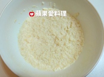 step5: 取一個碗，放入麵包粉，倒入豆漿。