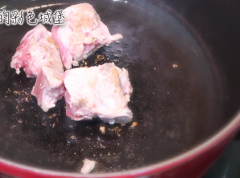 step2: 起油鍋，將洗淨排骨煎至上色。
