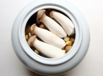 step7: 豬蹄筋及海參和美白菇比較快熟,還不要放入,只要在完成前30分鐘放入即可。