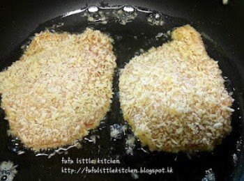 step5: 再將麵包糠沾上，放入已滾的油中。