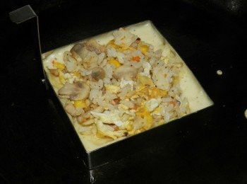 step9: 將炒飯舀入第二個<span class="group_2">餅皮</span>中