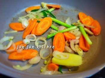 step1: 油豆腐先汆水去除油份，揸乾水備用。
下油爆香料頭。